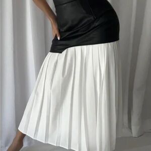 Elegant Black and White Pleated Skirt nwt